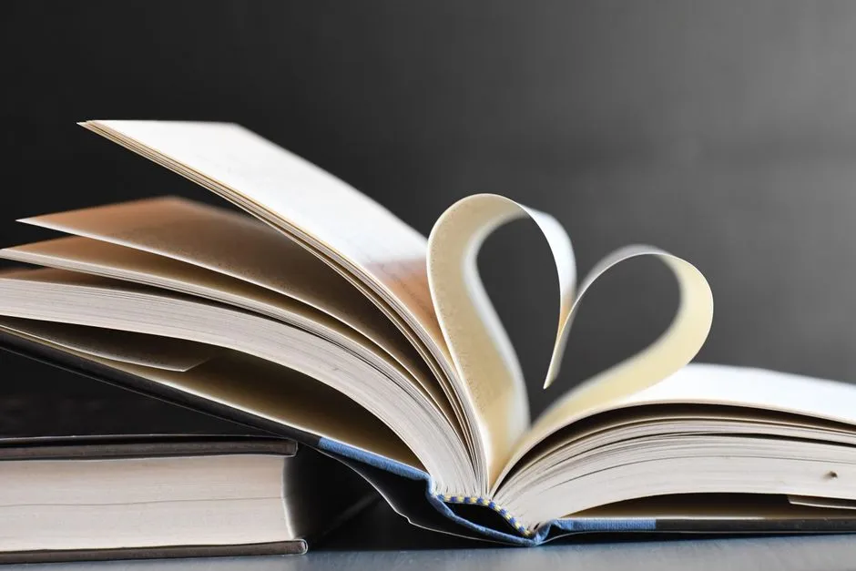 An open book on a table showing language lessons — Photo by Veronika Andrews on Pexels