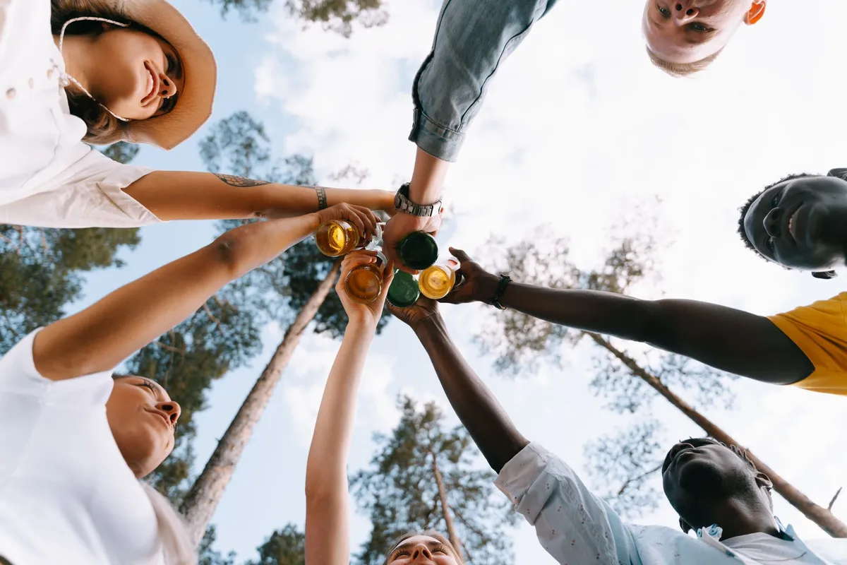 Friends clinking glasses showing how to say cheers in Polish — Na zdrowie — Photo by Ivan S on Pexels