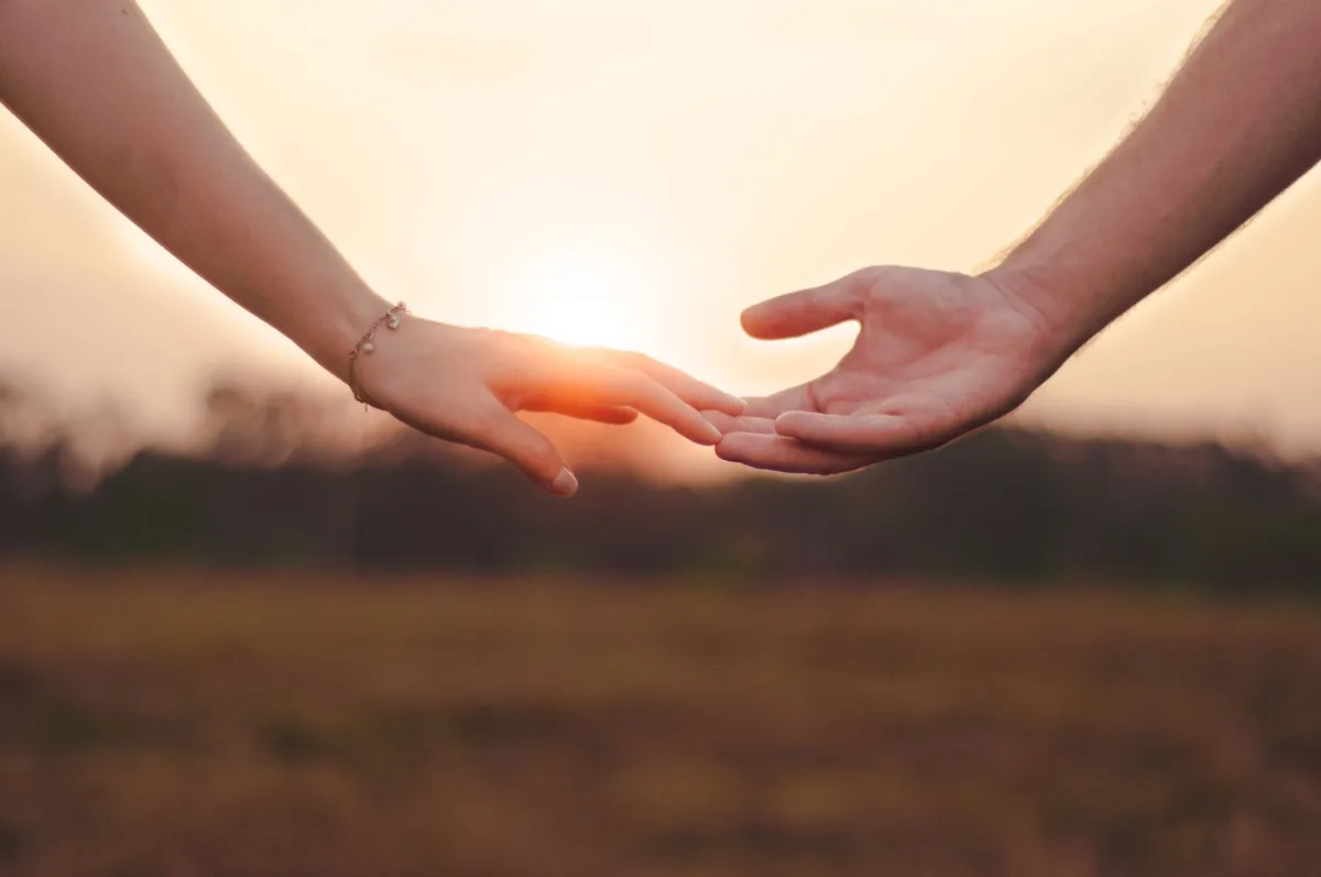 Couple holding hands at sunset learning how to say I love you in Polish — Kocham Cię — Photo by Jessika Arraes on Pexels
