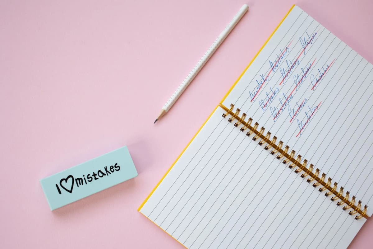 Notebook with crossed out words representing common learning mistakes — Photo by KATRIN BOLOVTSOVA on Pexels
