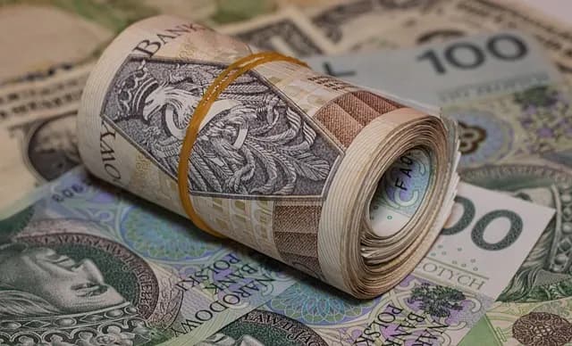 A roll of Polish zloty banknotes, the traditional way to leave a napiwek tip in Poland