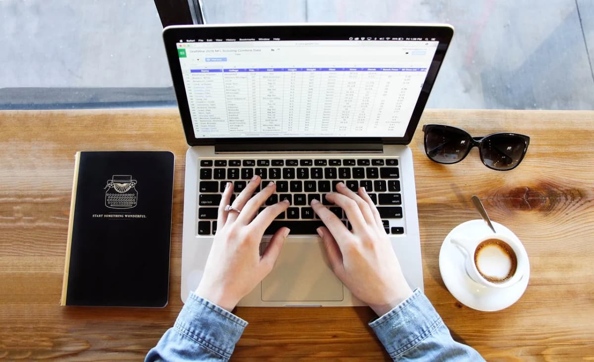 A laptop and notebook, representing the internet forums and social media where "polaczek cebulaczek" spread