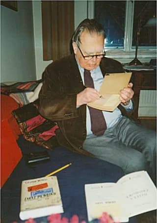 Czesław Miłosz at home, 1986