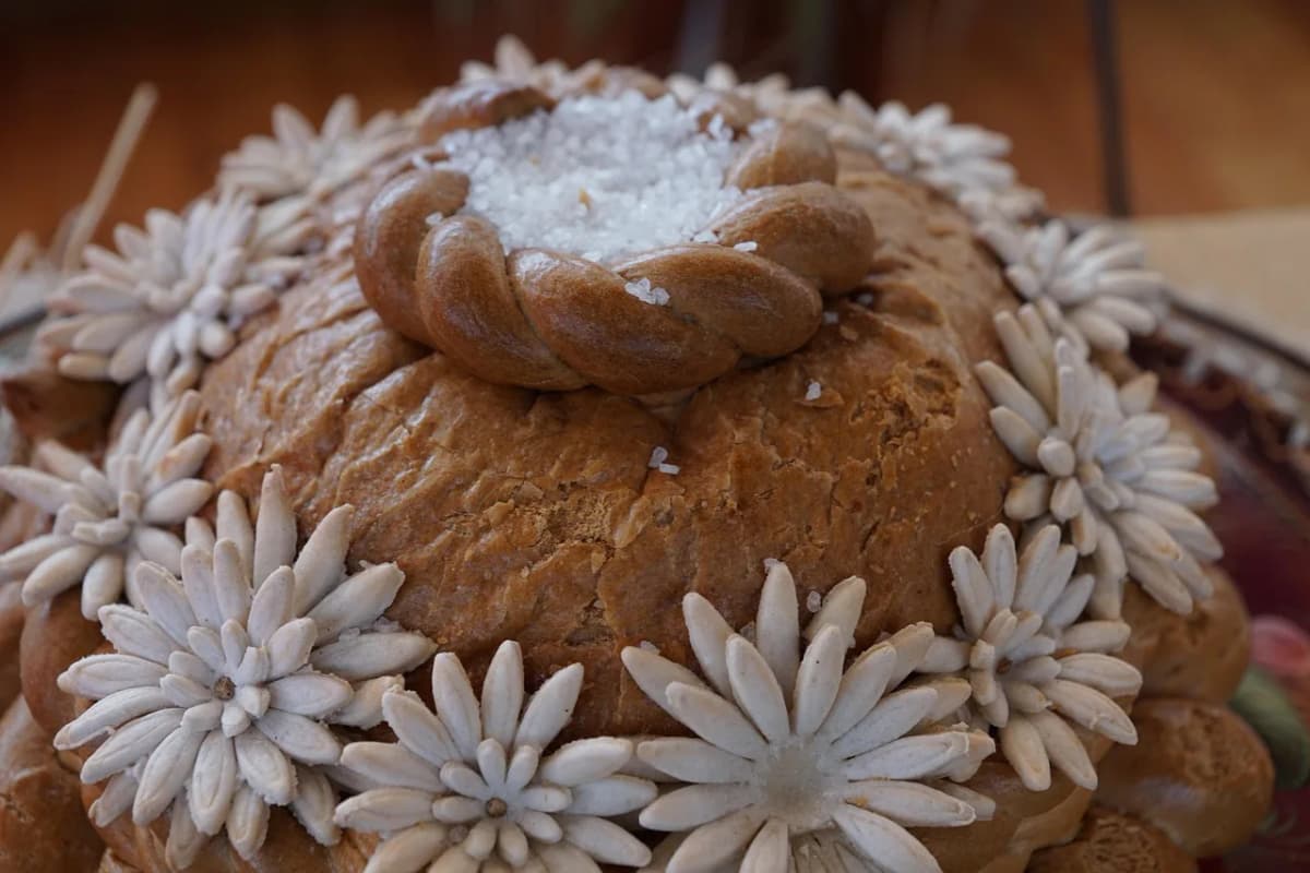 A decorative round loaf of ceremonial bread topped with coarse salt, used in the Polish chleb i sól wedding blessing