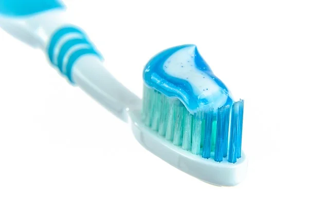 Person brushing teeth in the morning, one of the clearest true reflexive verbs in Polish