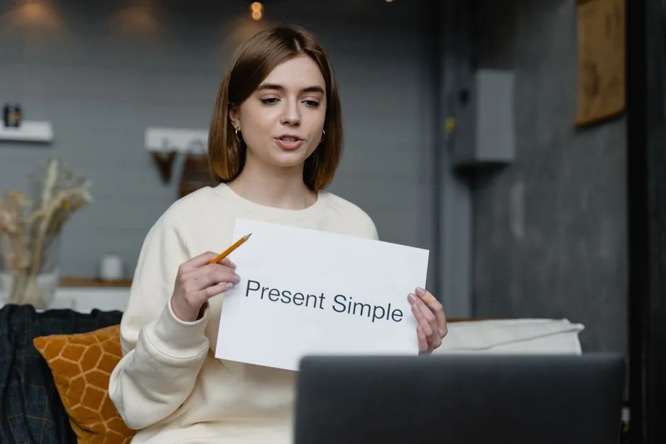 Language teacher explaining grammar rules with a flashcard — Photo by Tima Miroshnichenko on Pexels