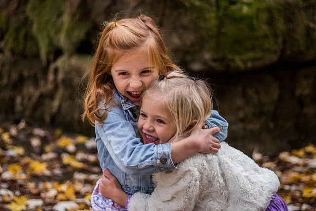 Two friends greeting each other with a hug, illustrating reciprocal się in Polish
